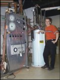 Photo de Serge Charlebois devant un �quipement scientifique