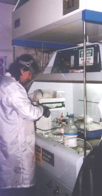 Travail scientifique dans une salle propre