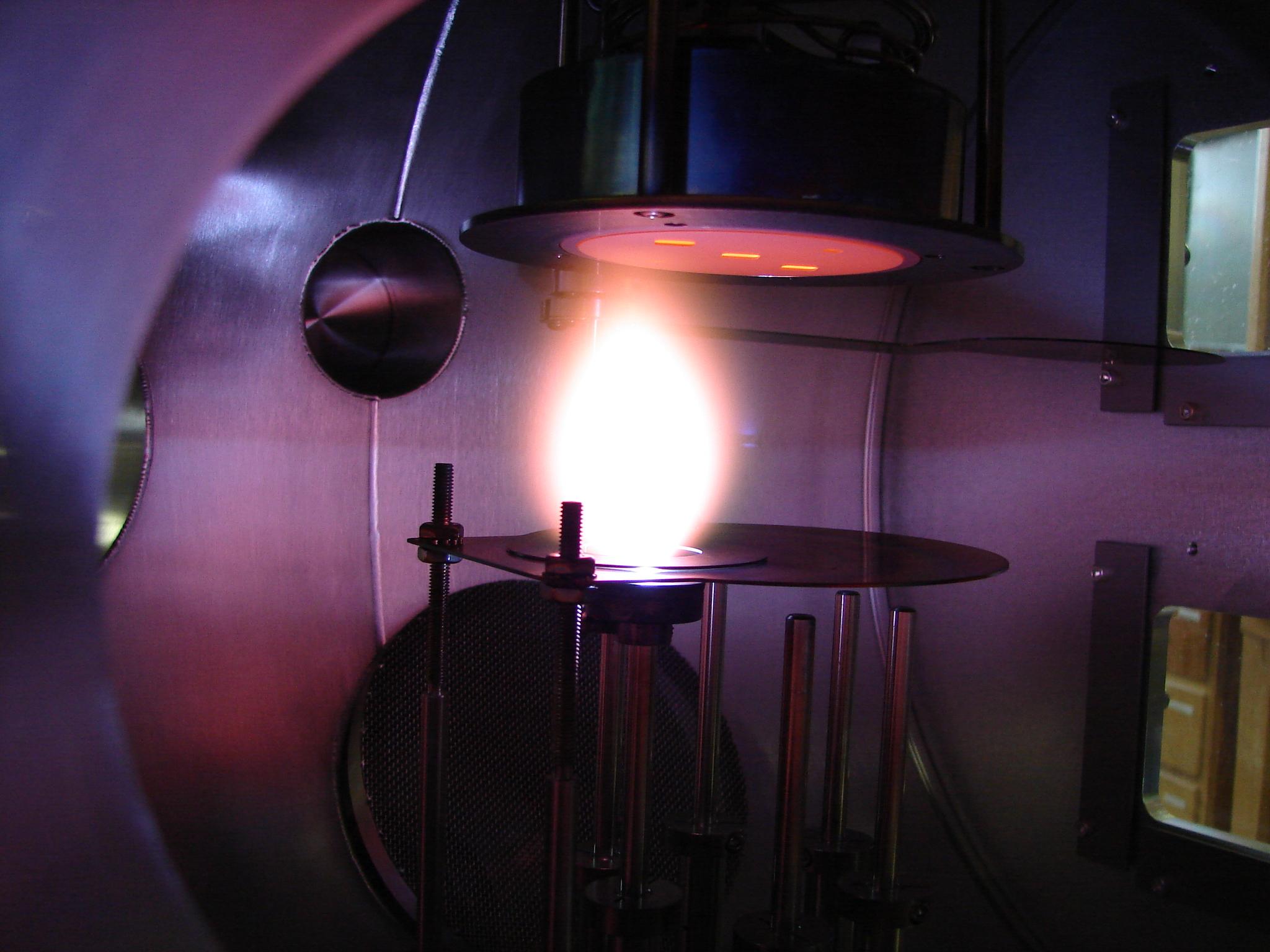 Plume de matériau (plasma) dans la grande chambre 