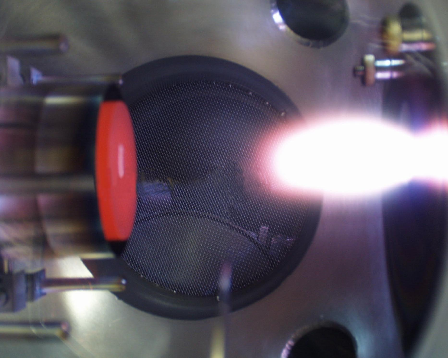 Plume dans la petite chambre d'ablation laser